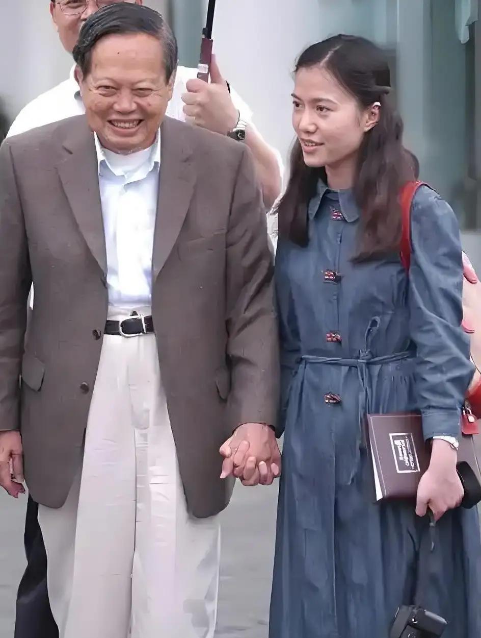 原来，
人生最快乐的事，
不是初聚之欢，
而是久处不散。
无论认识多久，
都能