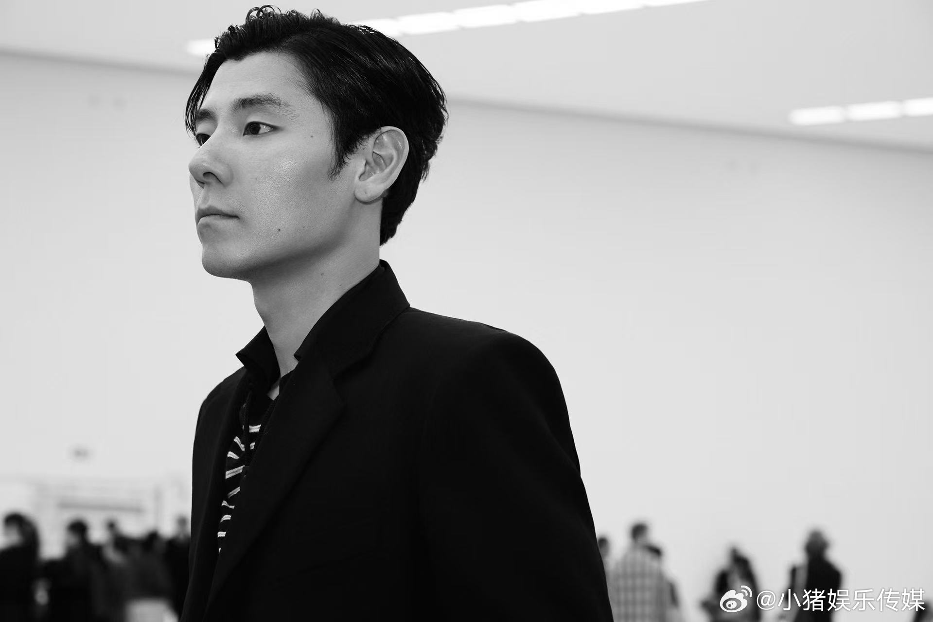 蒋奇明状态   谁懂啊，蒋奇明穿黑西装也太顶了，利落背头一梳，整个人又稳又帅，生