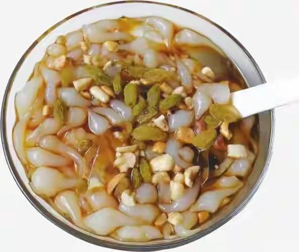 东昌湖边的冰粉/凉虾：虽然不算传统特产，但夏天在东昌湖边溜达，来一碗冰镇的冰粉或