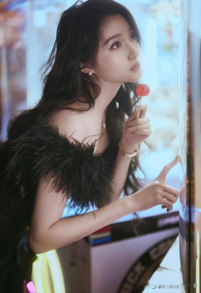 浙江卫视跨年晚会舞台上，关晓彤的黑天鹅裙造型美成焦点！

一袭黑色羽毛礼裙勾勒出