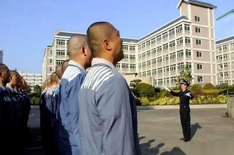 判了十年，很多人第一反应就是拿计算器在那儿按：“只要表现好，是不是五年就能回家过