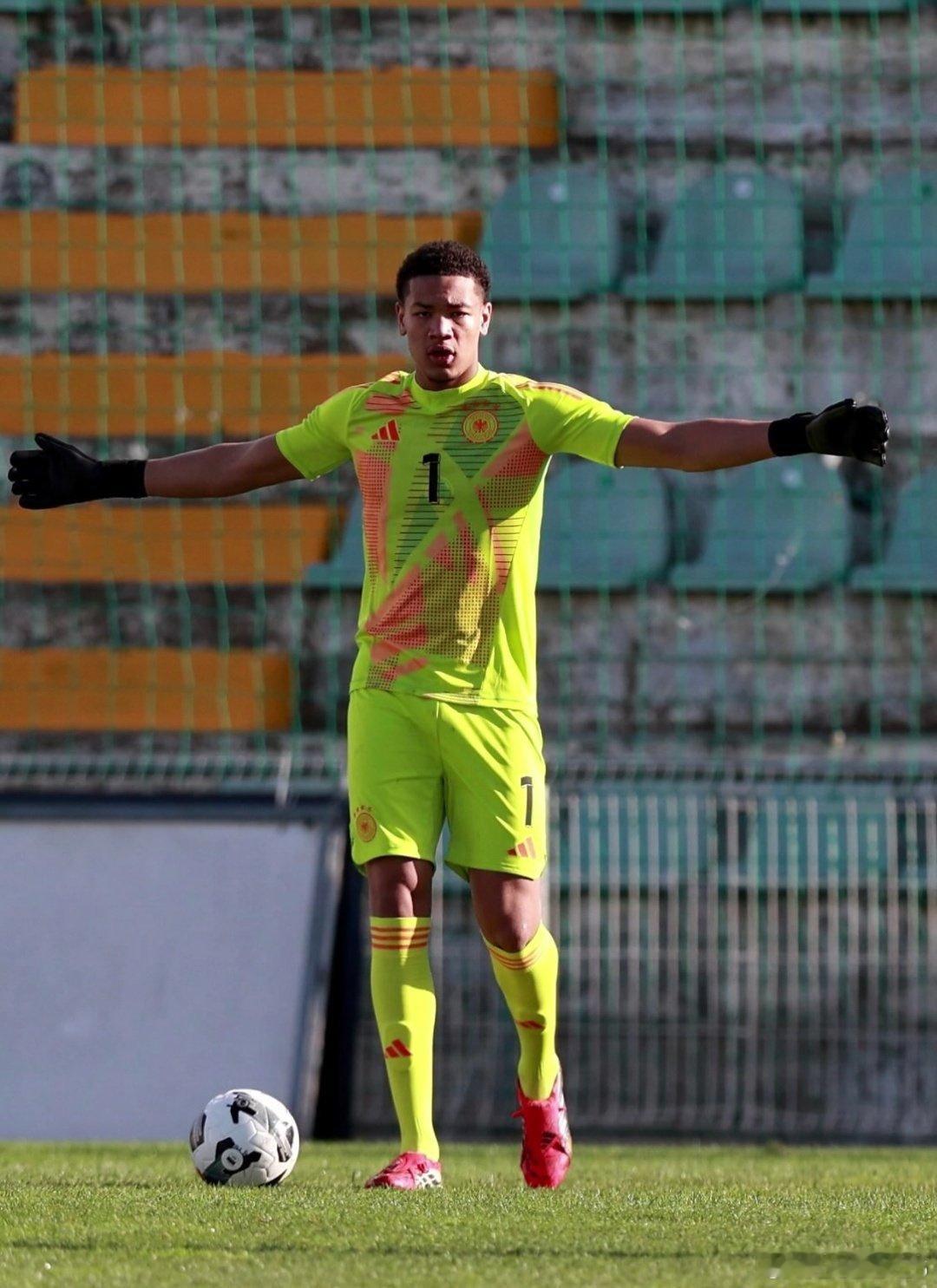 🚨🚨🚨拜仁慕尼黑16歲天才門將——倫納德·普雷斯科特已經開始和一線隊一起訓