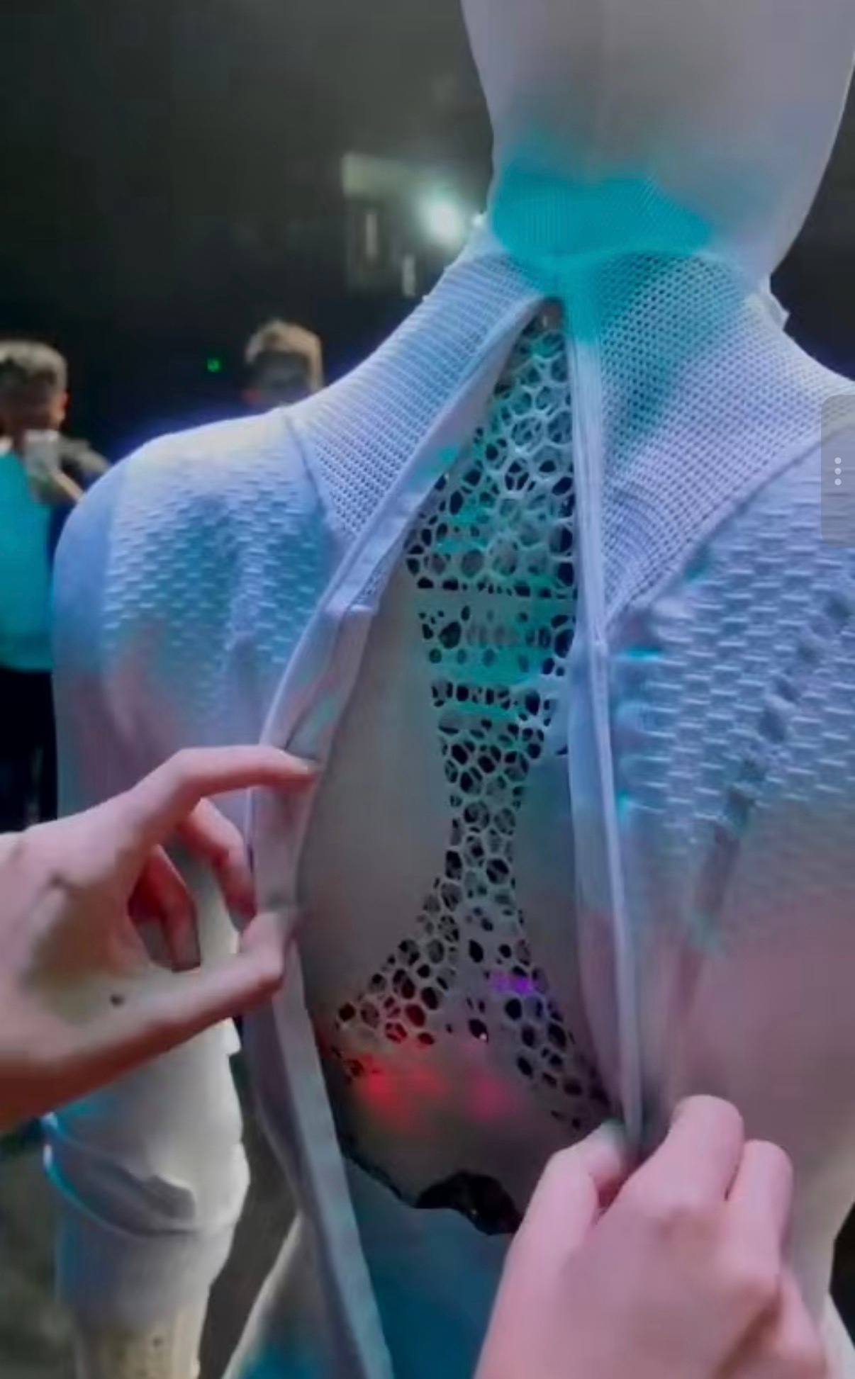 看到小鹏机器人  还有首形科技的精灵璇，十年前的科幻电影真的要变成现实了，因为太