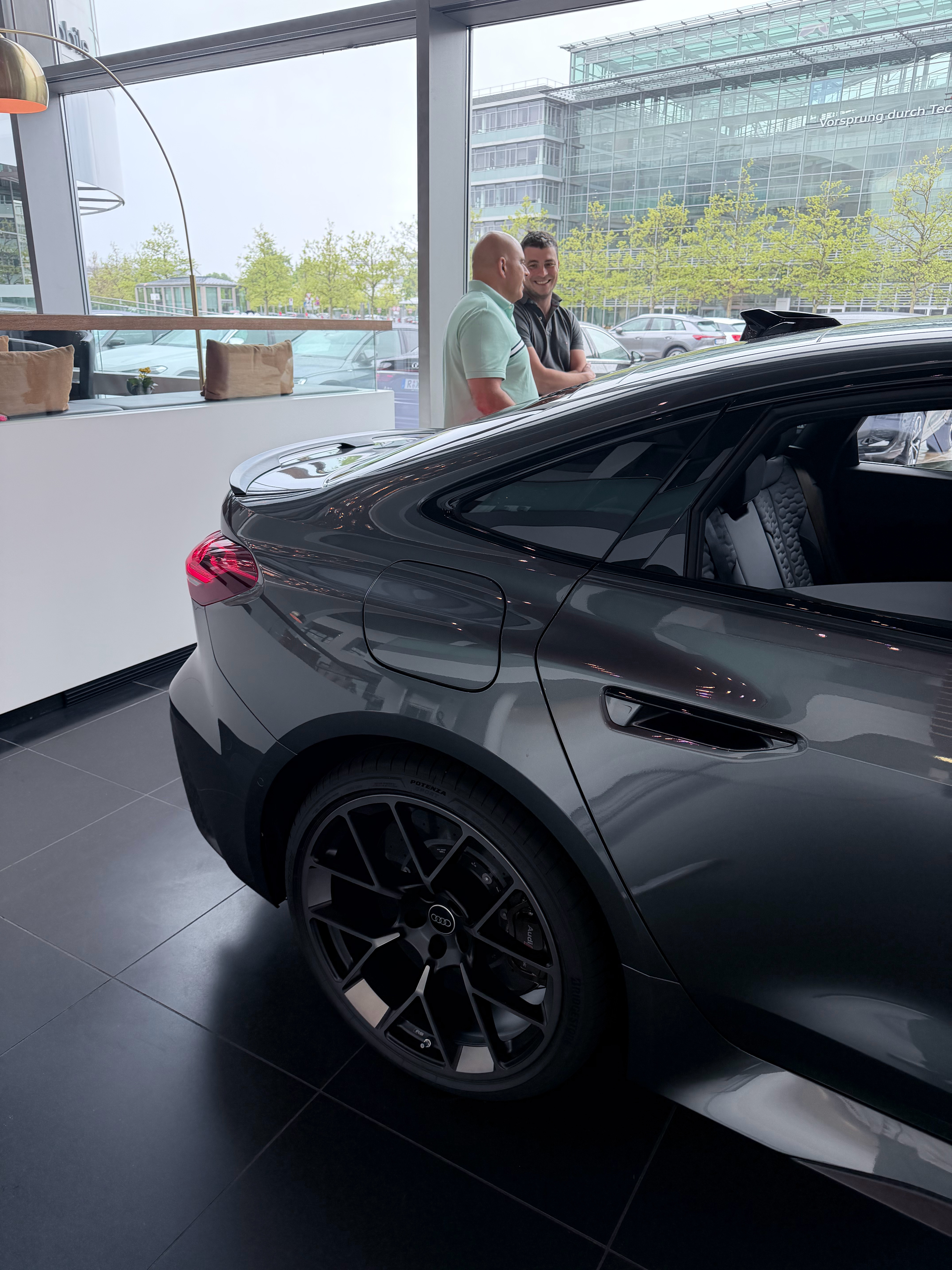 奥迪RS 5 sedan（掀背轿车版），帅哦兄弟  争取早点加入我的节目列表～ 
