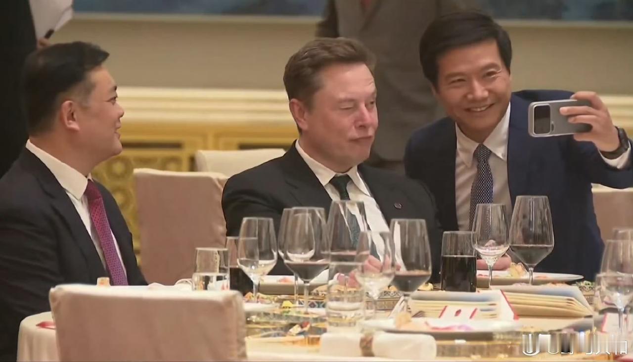 晚宴前，苹果的库克和小米的雷总都在和马斯克合影，神同步了[看] ​​​，雷军秒变