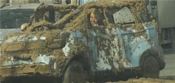 山东济宁粪车躲避老头乐不及，老头不乐了，我的功德