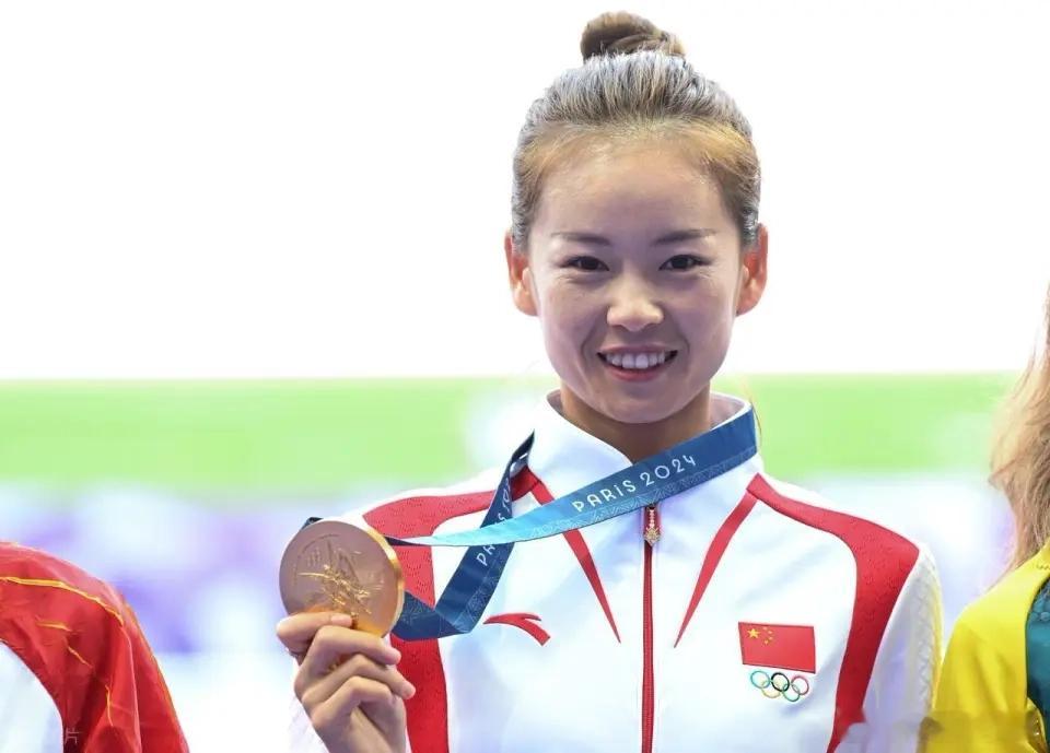 竞走奥运冠军升级当妈 奥运冠军杨家玉升级当妈，生下女儿安安。产房里老公魏新猛紧张