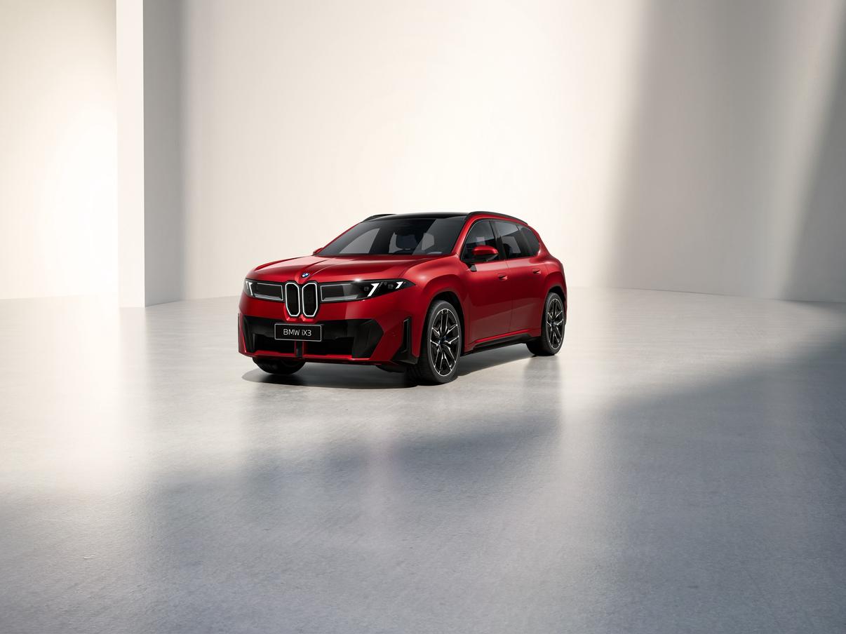 宝马标志性设计迎来新世代演绎：双肾格栅、天使眼、霍氏弯角等经典元素在iX3长轴距