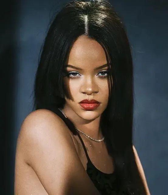 英国《滚石》杂志联合《NME》等权威媒体最新披露，蕾哈娜（Rihanna）已正式