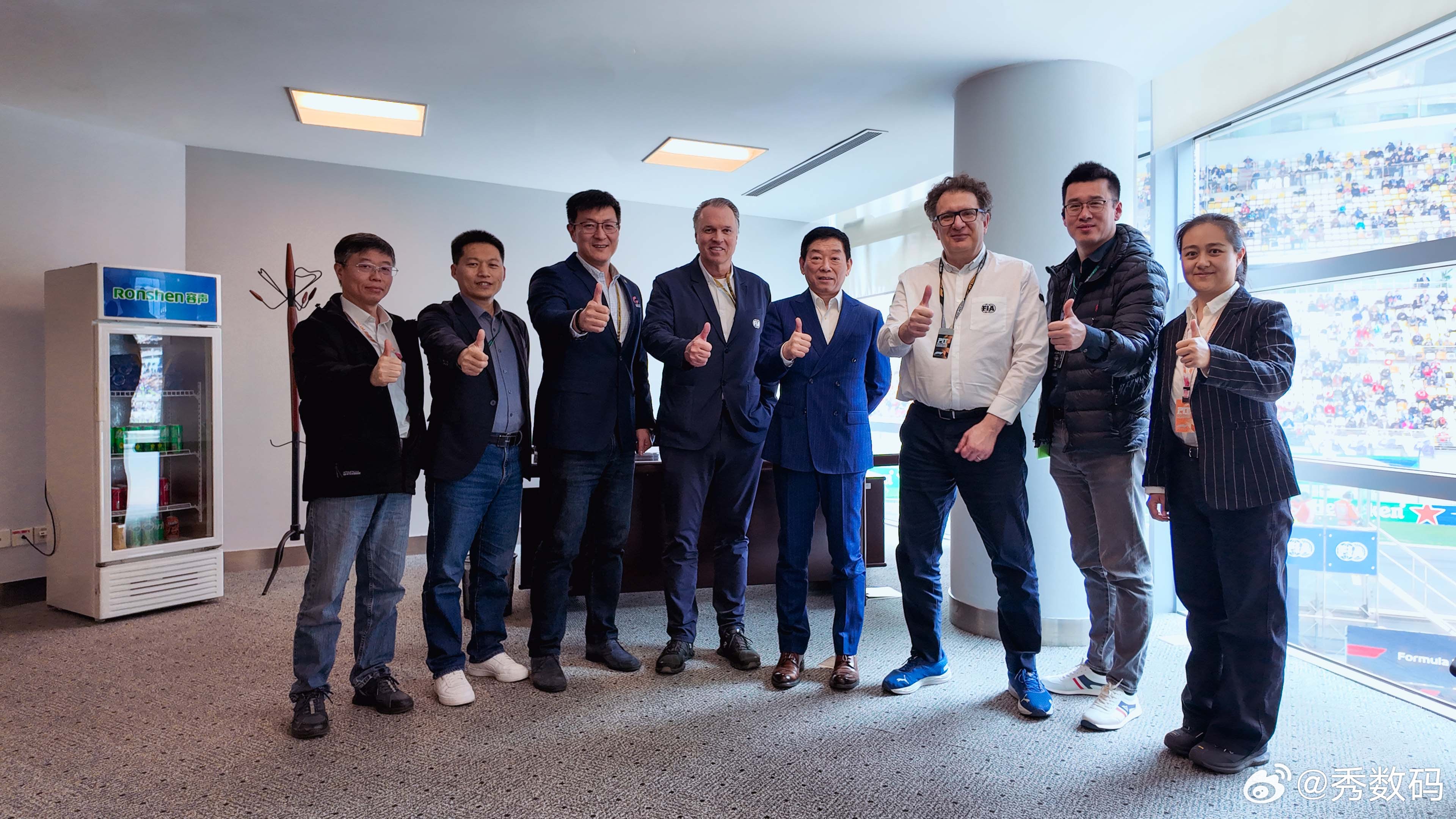 大皮鞋、保定步，长城汽车魏建军现身F1赛场！作为车企中少有的“真下场”掌舵人，魏
