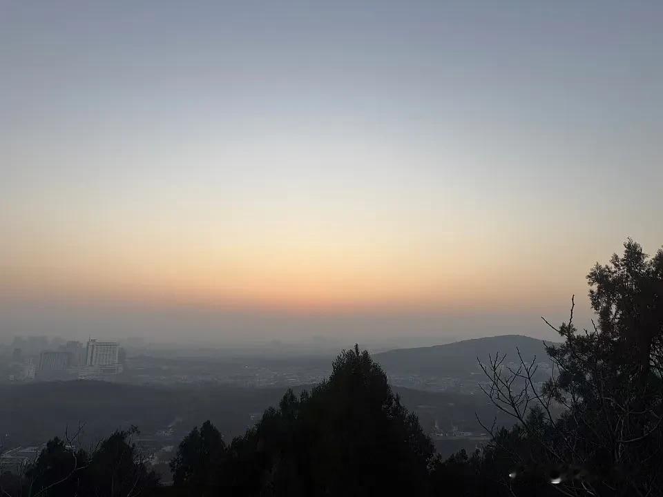 云龙山巅观风景，
人头攒动迎新年。
晨曦温情暖大地，
日出东方耀世界。