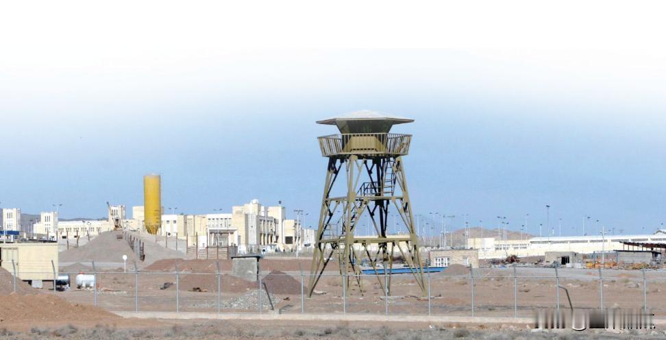 伊朗针锋相对。11月21日，国际原子能机构通过了美英法德提交的涉伊决议，批评伊朗