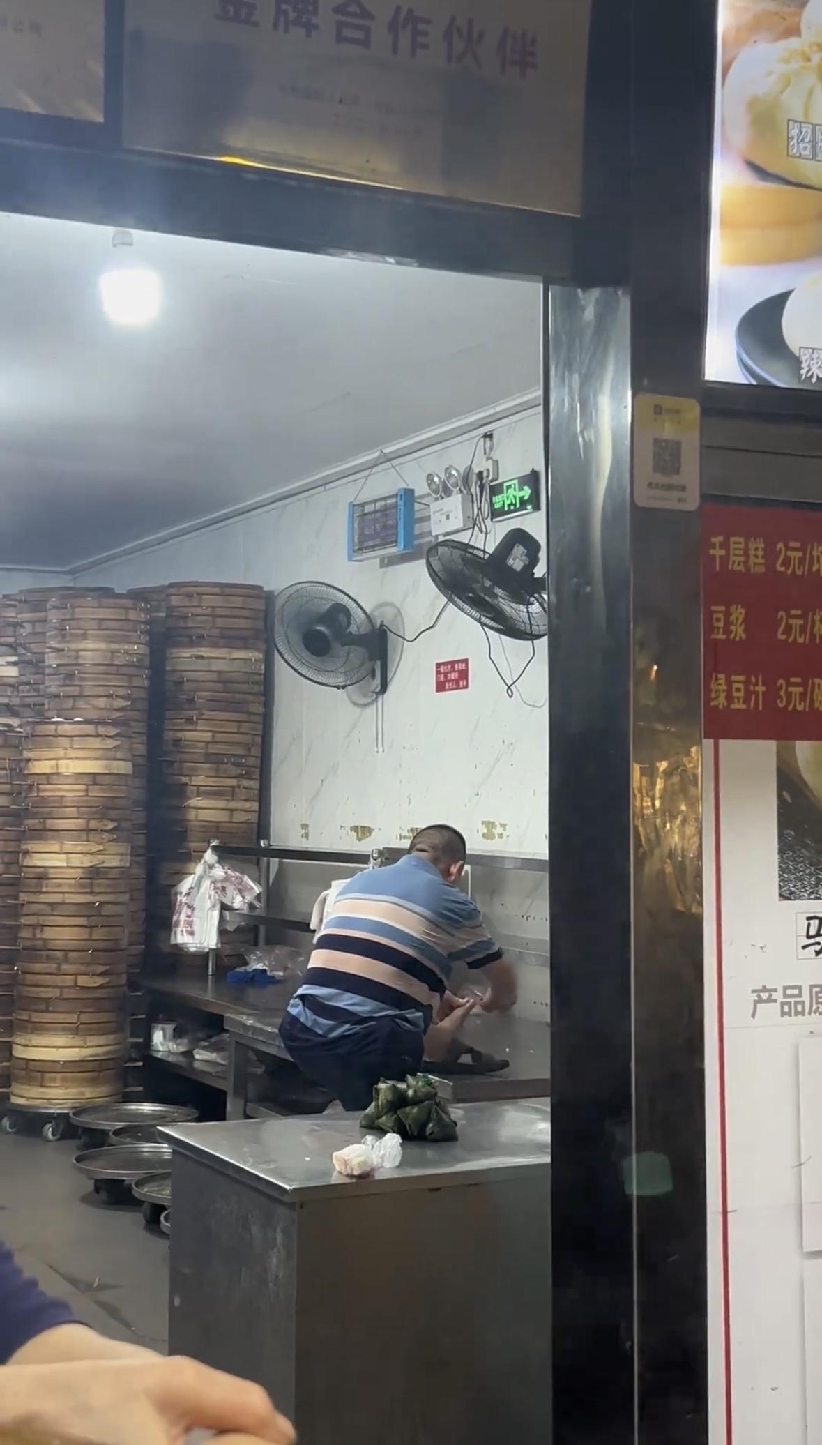 客人反映包子铺店员把脚放在台面上剪指甲，老板回应是管理失职已对女生道歉。

女生