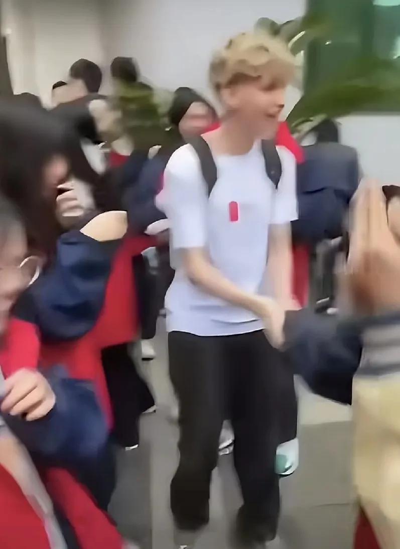 一段短视频在网络掀起巨大争论，画面拍摄于福建一所中学，一名金发蓝眼的外籍男生前来