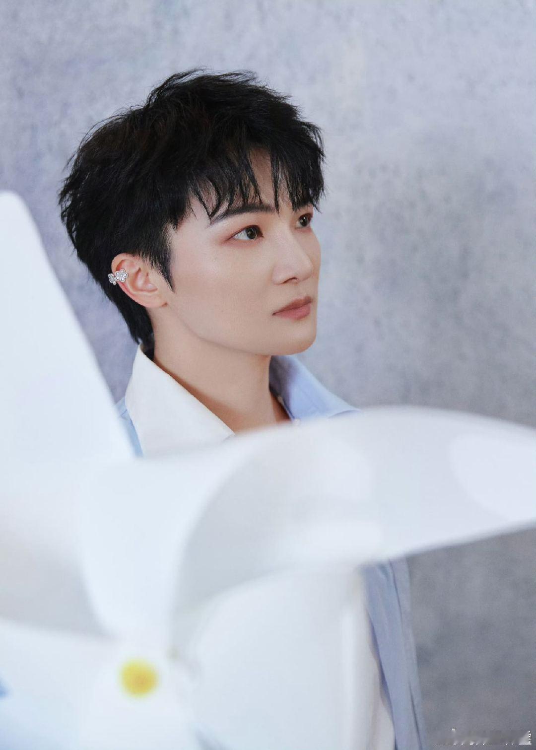 周深又开启挖坑模式，一挖一个准，成功把人逗得笑到灵魂出窍。他这挖坑能力简直无敌，