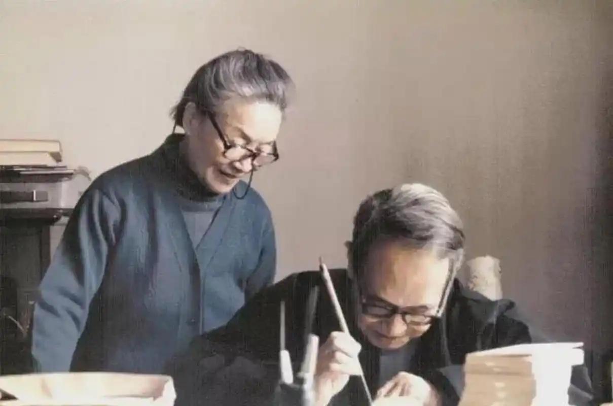 一位学者说过一句特别扎心的话："夫妻之间，其实是最深的利益共同体。"

这话听着