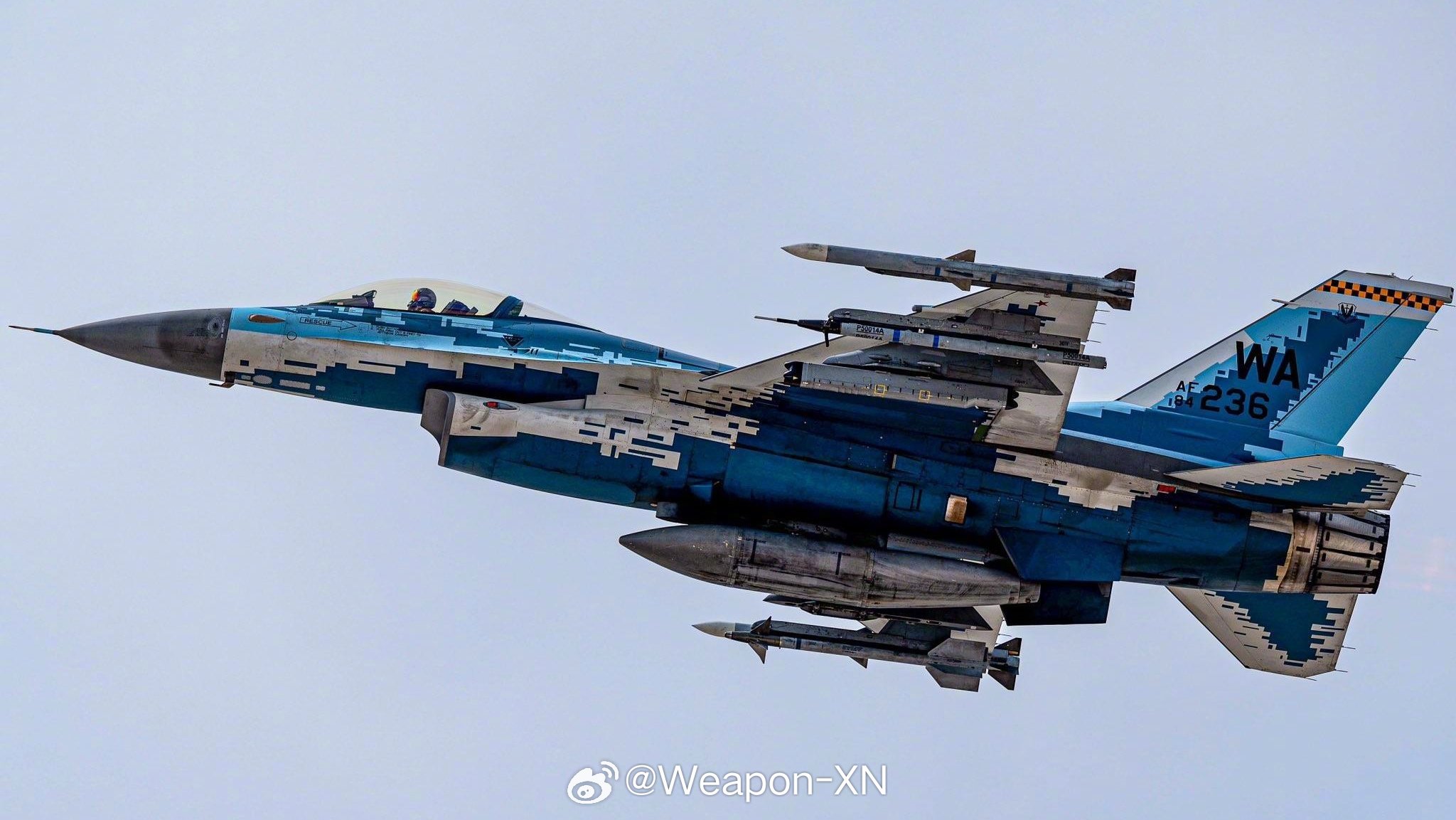 #兵器影像[超话]# 美国空军第 64 侵略者中队一架全副武装的F-16战斗机，