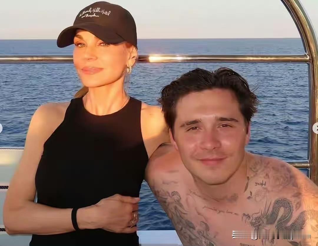 贝克汉姆的丈母娘佩瑞丝·希尔顿确实还挺惊艳呢！
年轻时金发碧眼，妥妥的复古美人范