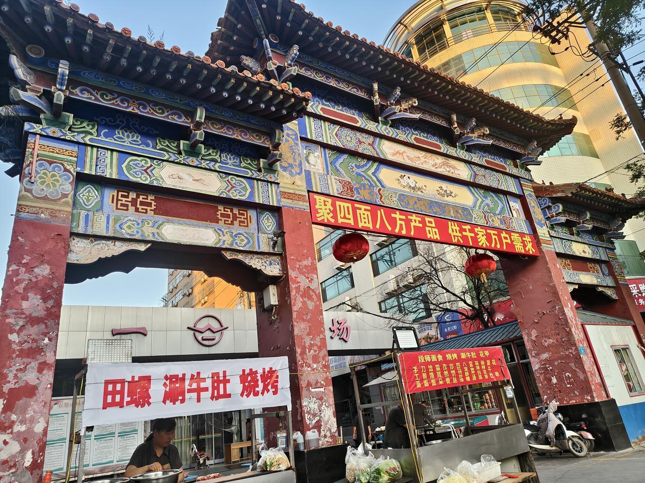 摆摊的是两口子，每天傍晚，他们都会推着三轮车，到八一市场西口去卖各种烧烤及家常面
