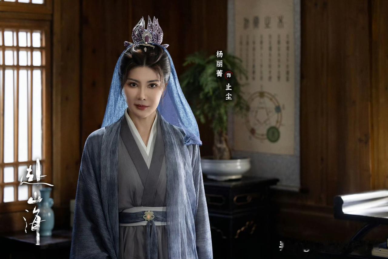 杨丽菁竟然称呼成毅和肖战为老师？这简直太魔幻了！

杨丽菁今年已经有57岁了，这