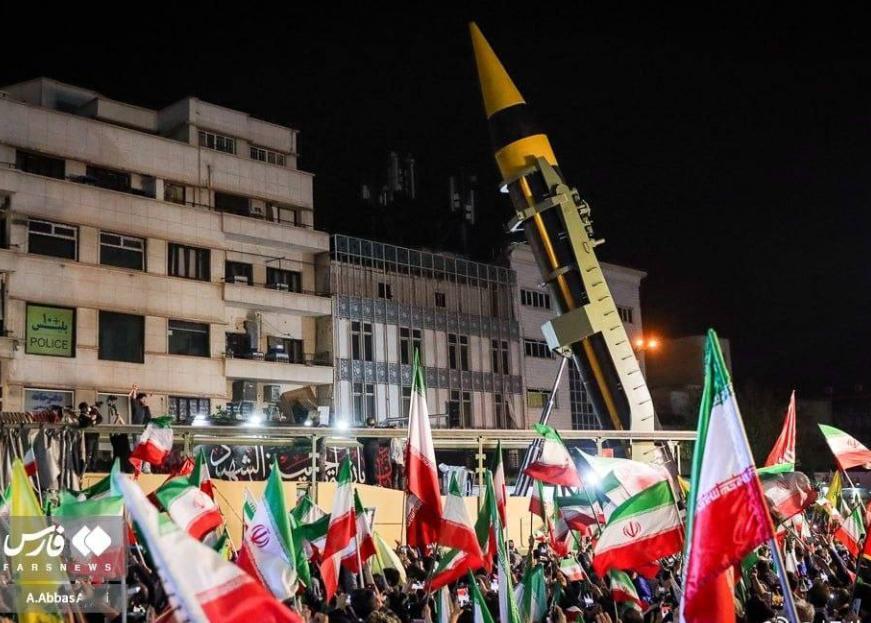 伊朗武器就这么明晃晃的摆在大街上！

由于伊朗在中东冲突中的优秀表现，伊朗民众现