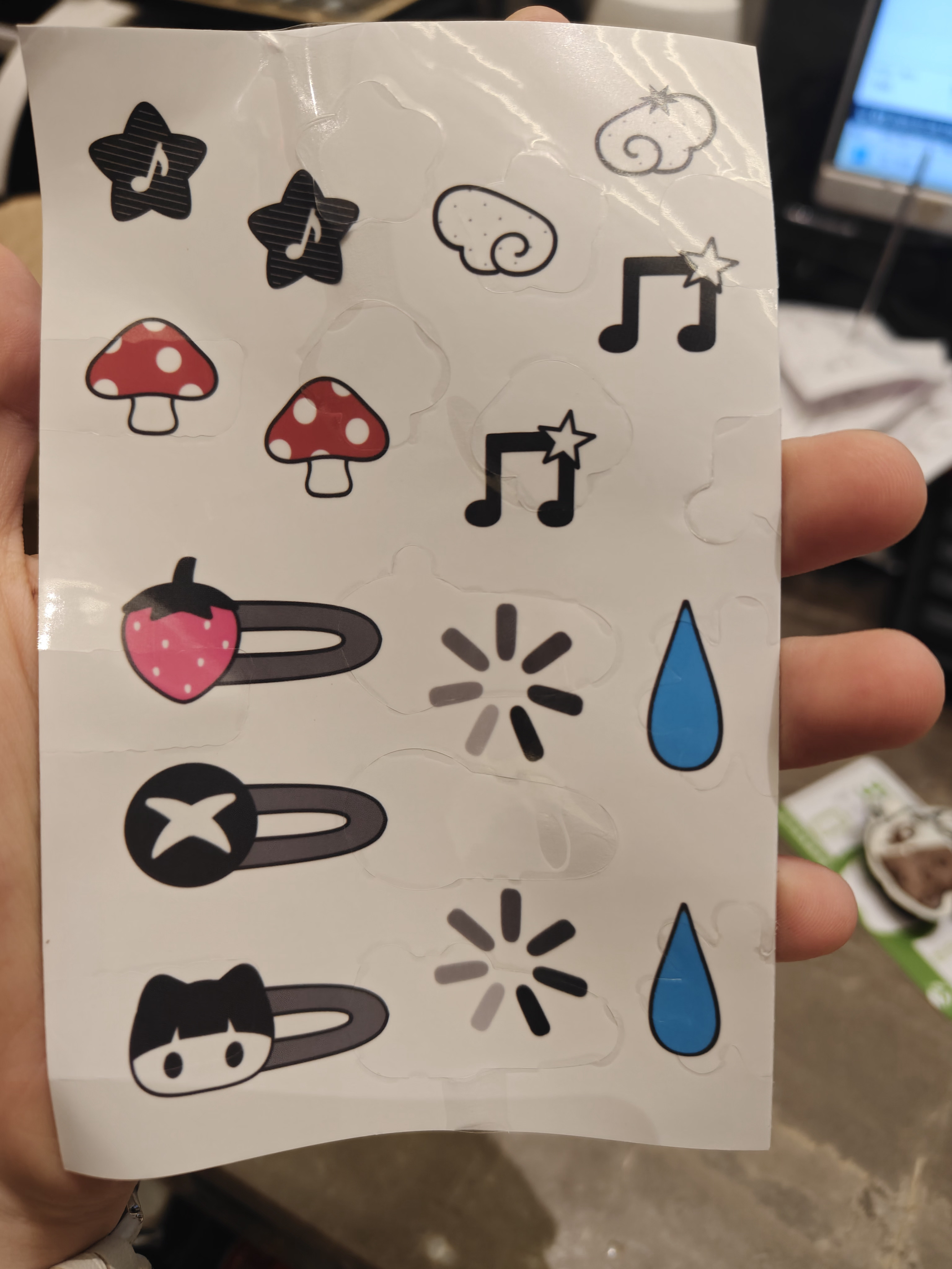 呆菇到了，但是贴纸图案全歪这个正常吗？ 