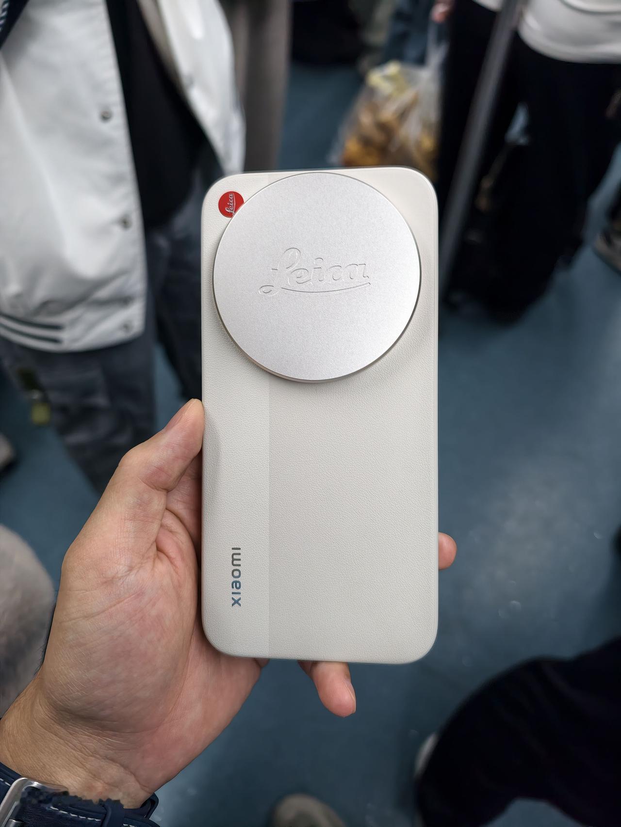 带个小米17Ultra 徕卡版去坐地铁，好几个人都过来问一些问题，说这手机漂亮