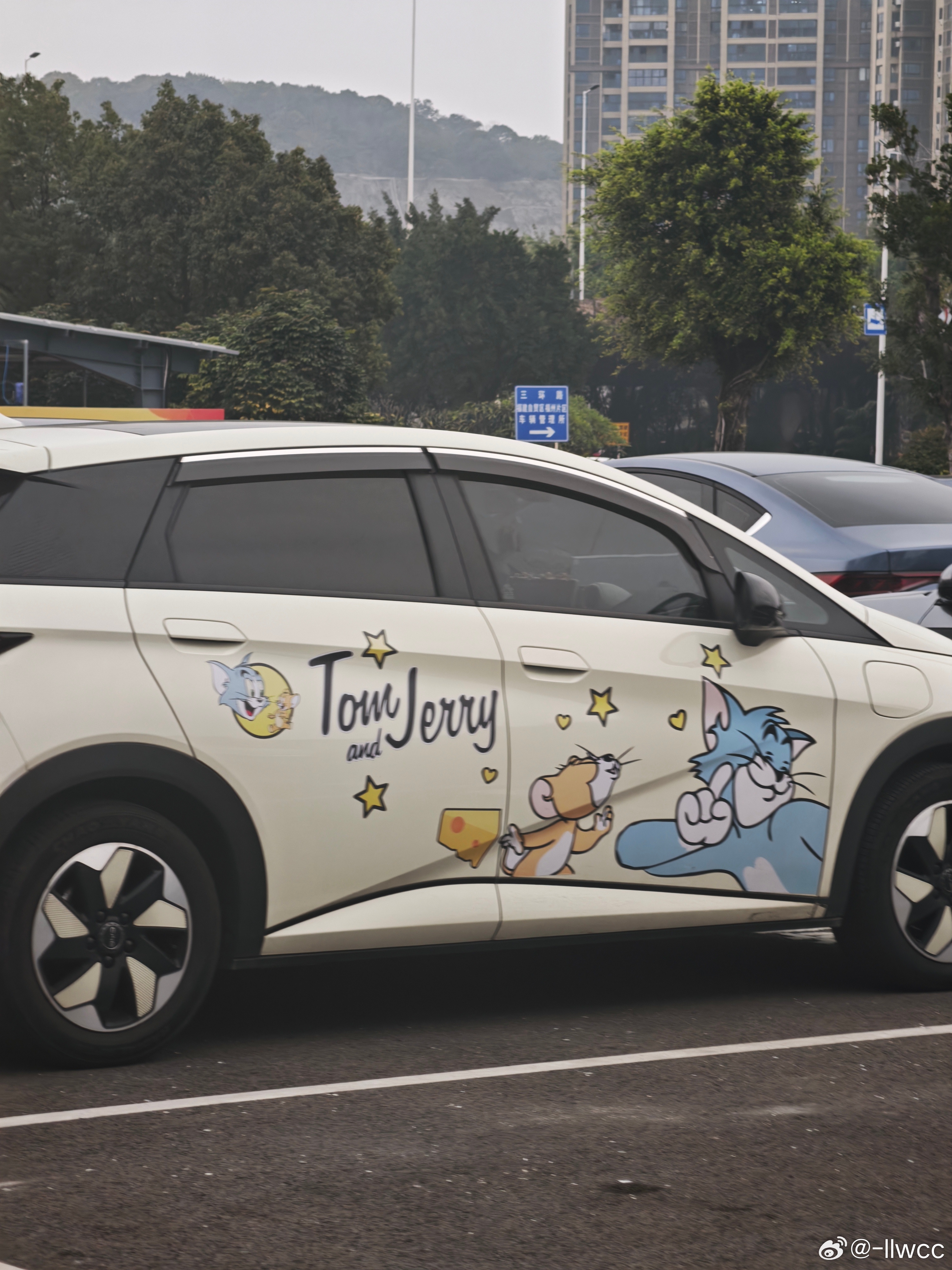 路过了一下比亚迪和广丰的4S，宋ultra没有，bz7也没有…我们这的店是否有点