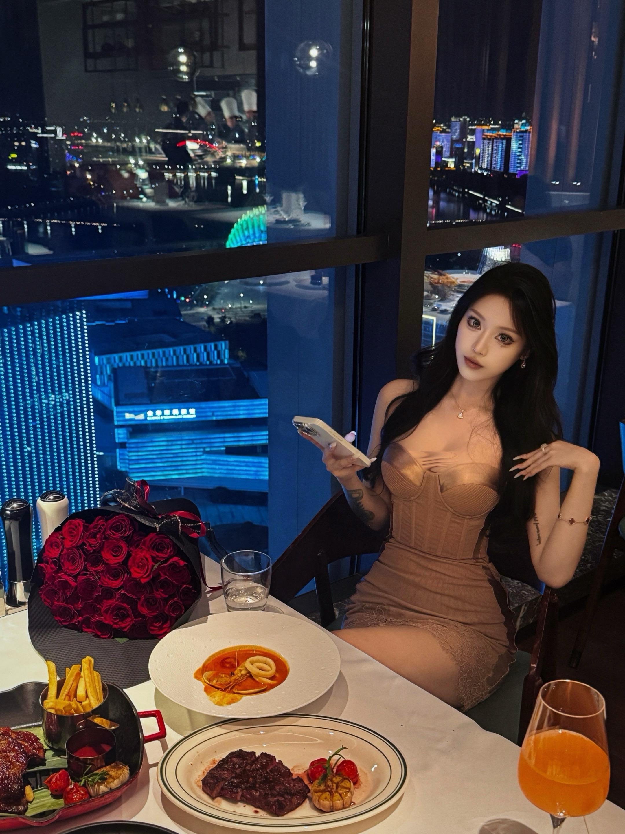 我买的起玫瑰 但我还是想你送我 就像我一个人生活 但我还是希望有人爱我