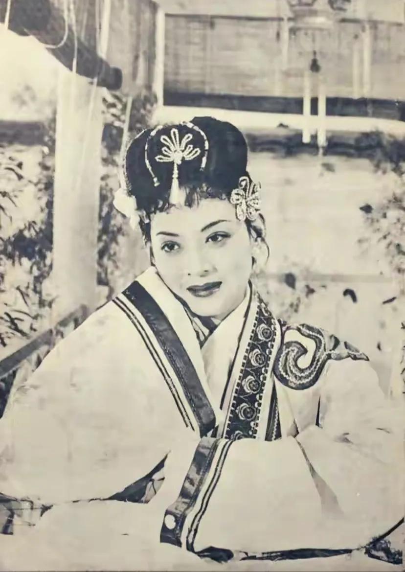 王丹凤出演的电影《锦绣天堂》，主角是胡蝶
电影根据京剧《锁麟囊》改编
王丹凤演配