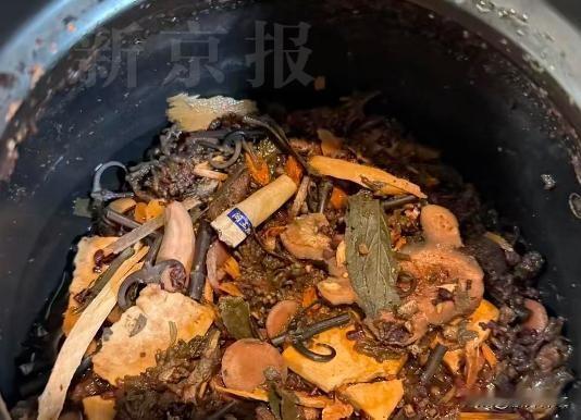 医院开中药竟意外发现烟头，这到底是偶然事件还是管理漏洞？
近日，广州市一市民在家