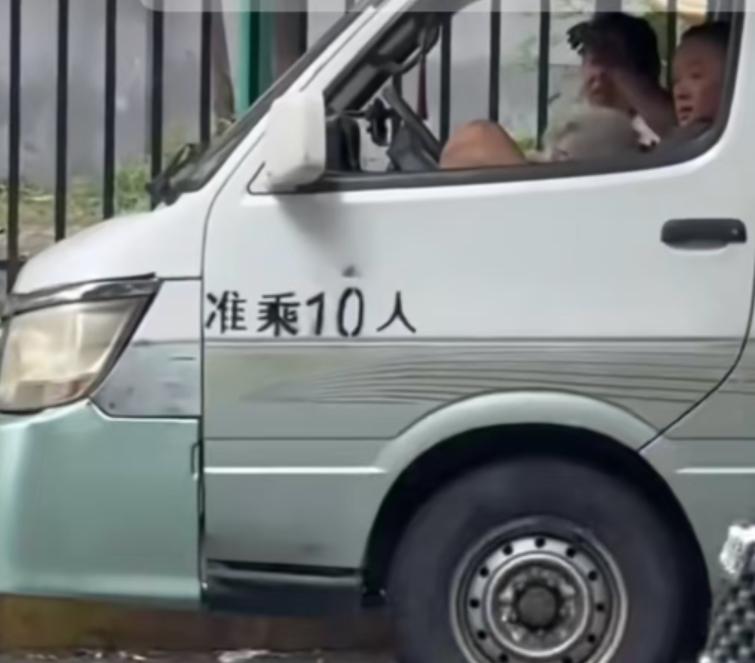 张家齐父亲看面相给人憨厚老实的感觉，开的是金杯车，之前张家齐妈妈就说父亲做的是自