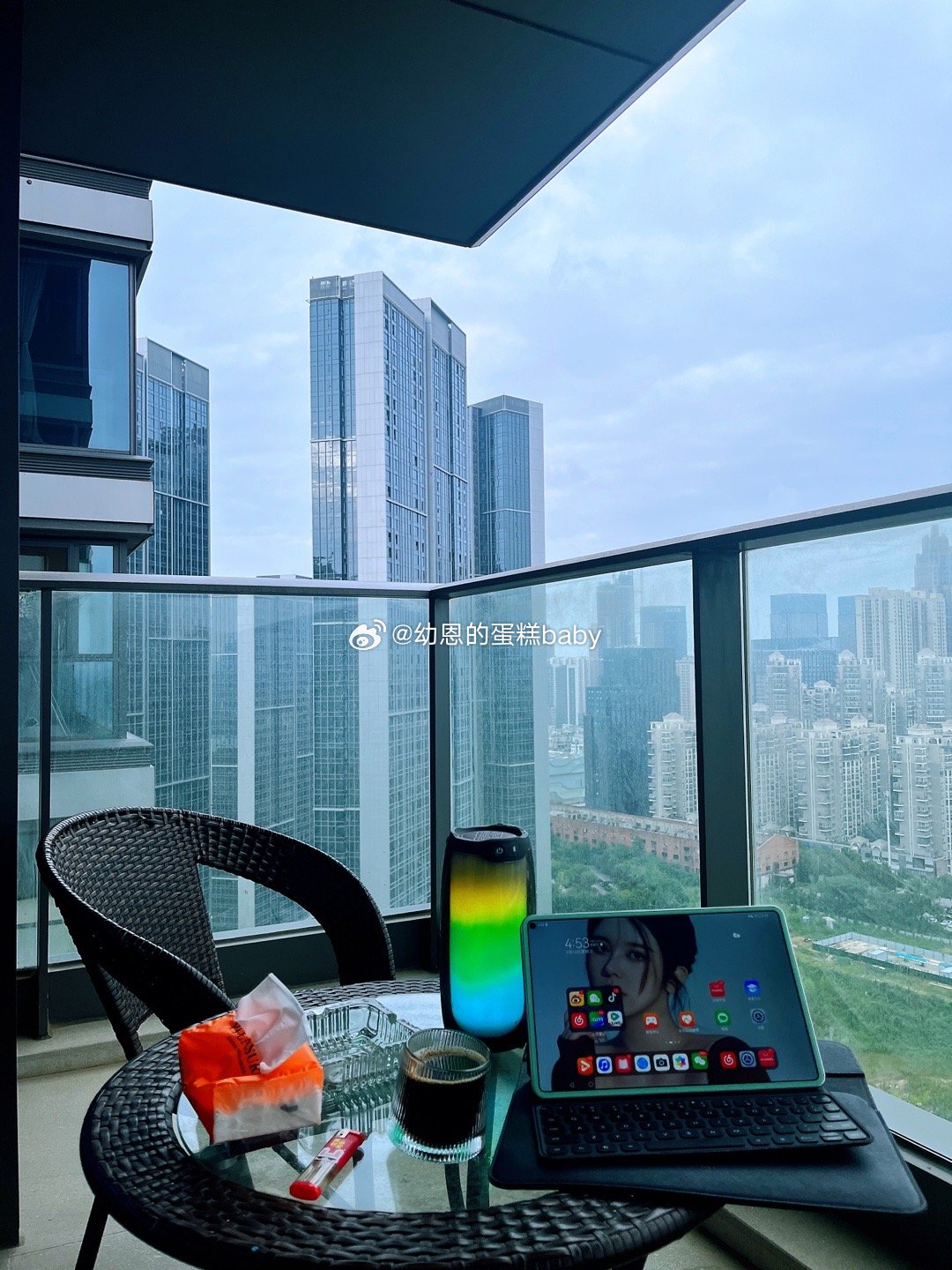 难得在家休息一天属于自己的松弛时间  咖啡☕  听歌  听雨  听风  听你  