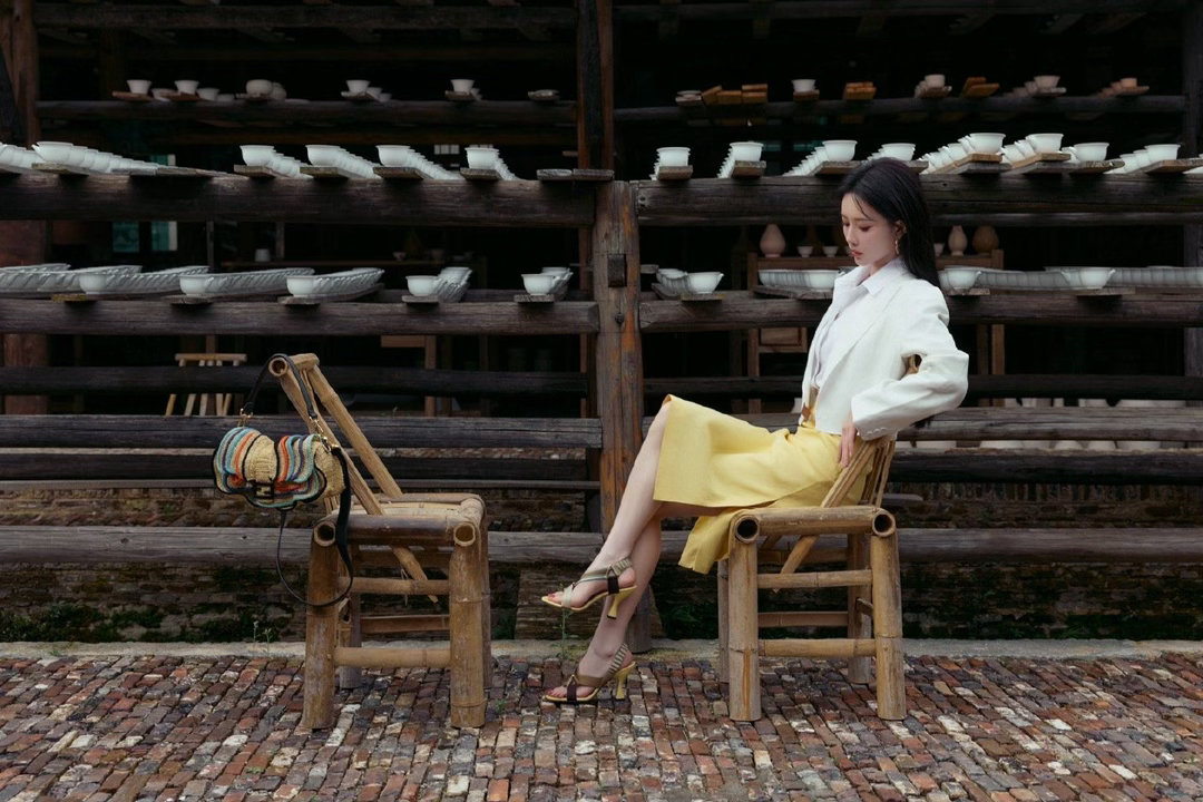 孟子义 现偶被孟子义的都市感美晕！黑长直造型自带氛围感，景德镇秀场状态在线，颜值