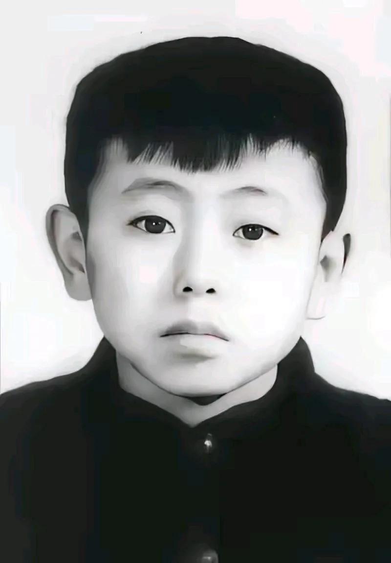 你能想到吗？小鼻子小眼的他，长大后竟然名声大振，拥有万千粉丝，成为中老年妇女的偶