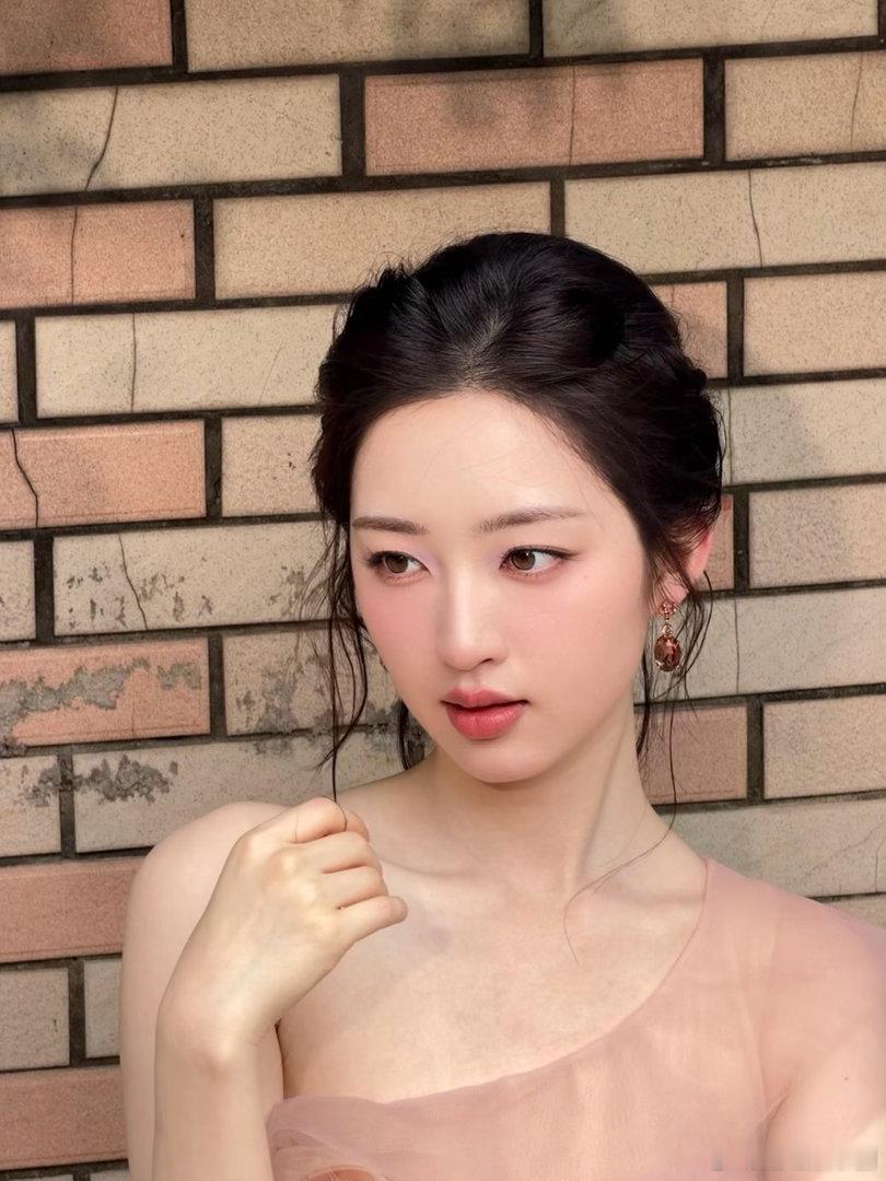 邓恩熙少女果然还是少女私服简约清爽，日常随性抓拍，没有雕琢感，是现实里校园文女主