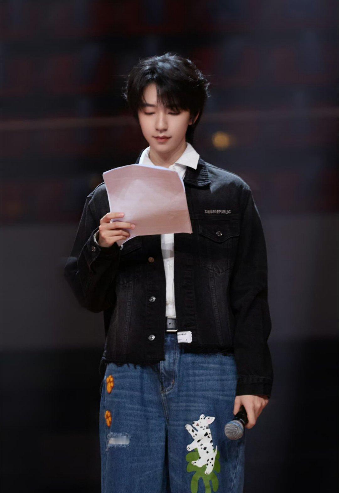 真的超级帅不愧是百变贺峻霖 什么时候把vlog放出来想看～ 