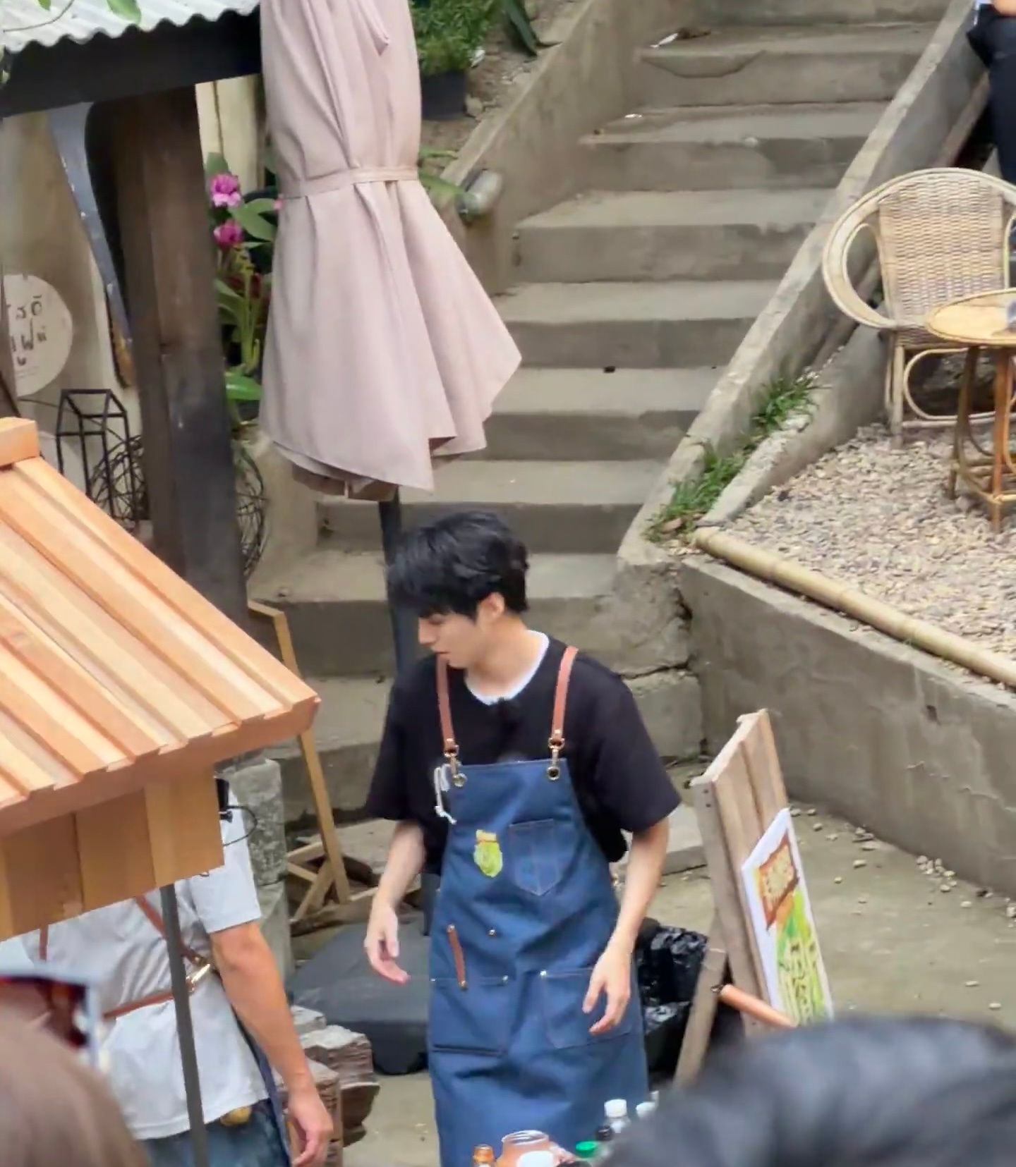 中餐厅10开摊啦 今天中午12：00播了，我来好好看看。当时我们偶遇到了，凑了热