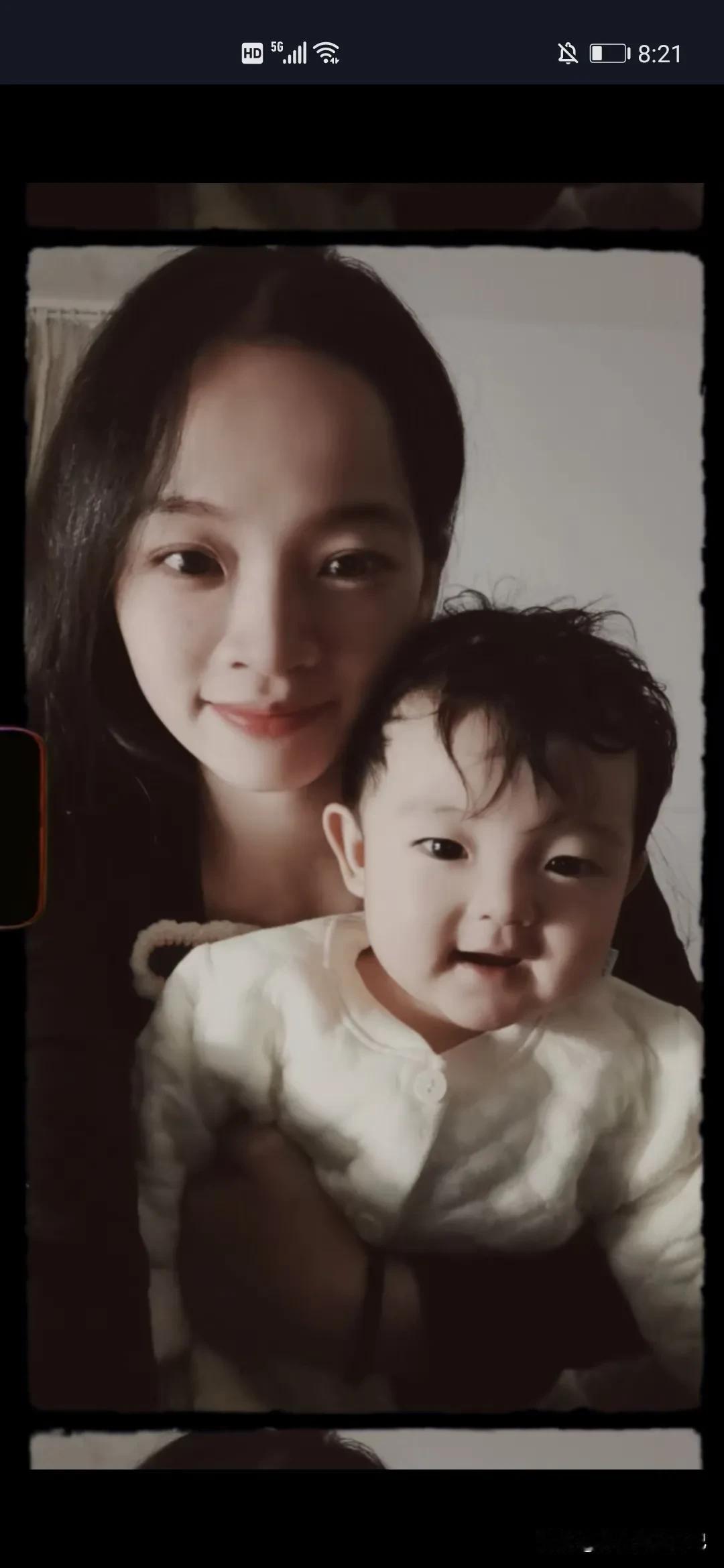 儿子3岁半，今年刚上幼儿园小班。前天晚上洗漱完毕陪他睡觉，他转过来身来问：“妈妈