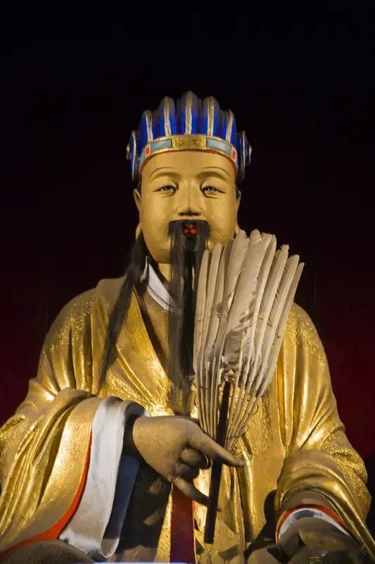 我认为诸葛亮，我也超欣赏诸葛亮！曹操固然有雄才大略，统一北方，可诸葛亮的智慧和忠