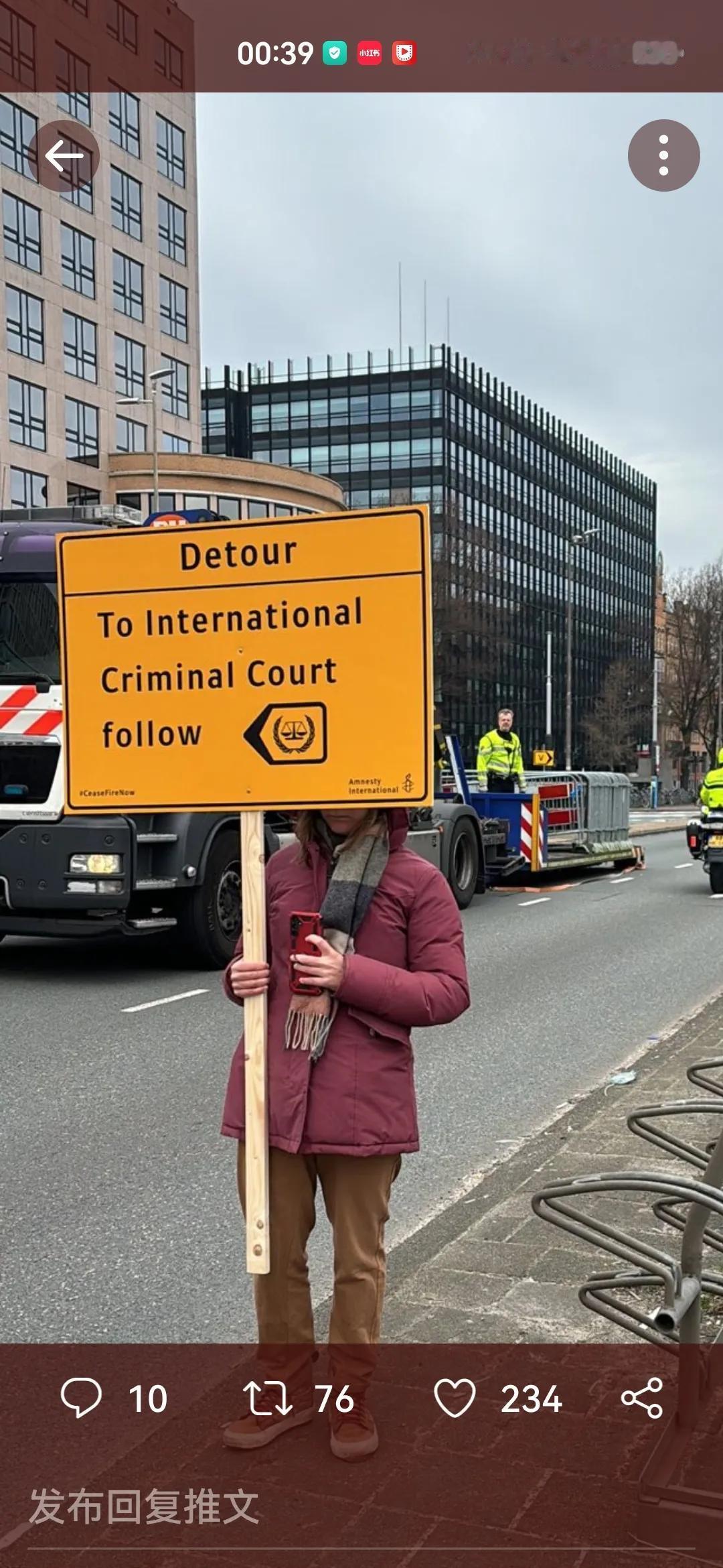 今天，以色列总统赫尔佐格在阿姆斯特丹。

国际特赦组织为他准备了导航建议，牌子上