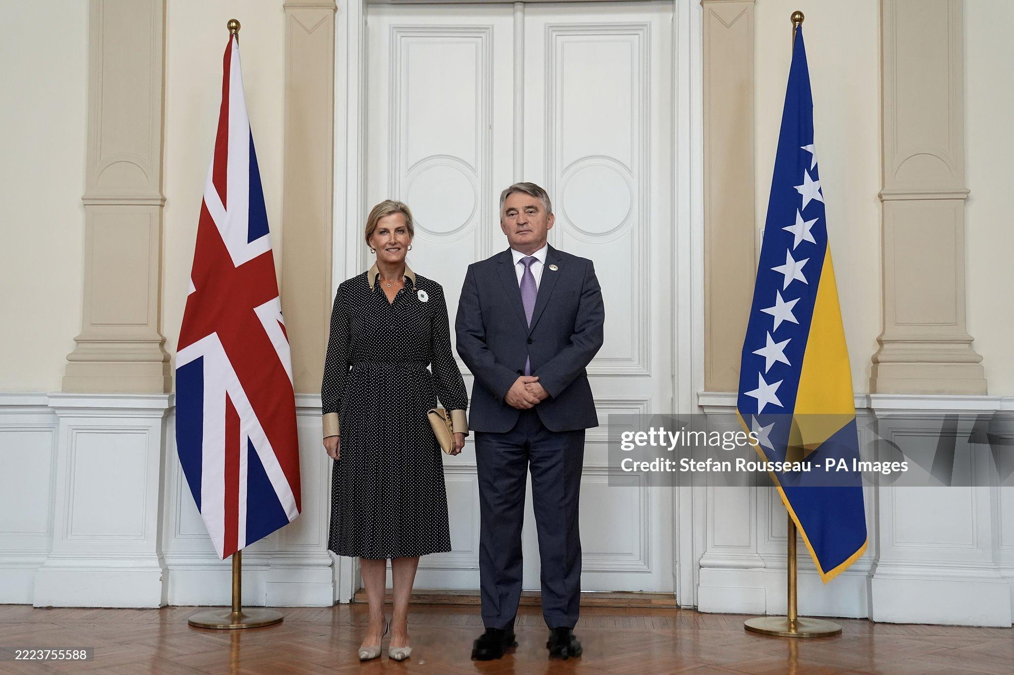 英国王室[超话]  今天爱丁堡公爵夫人在波斯尼亚和黑塞哥维那（简称波黑🇧🇦）