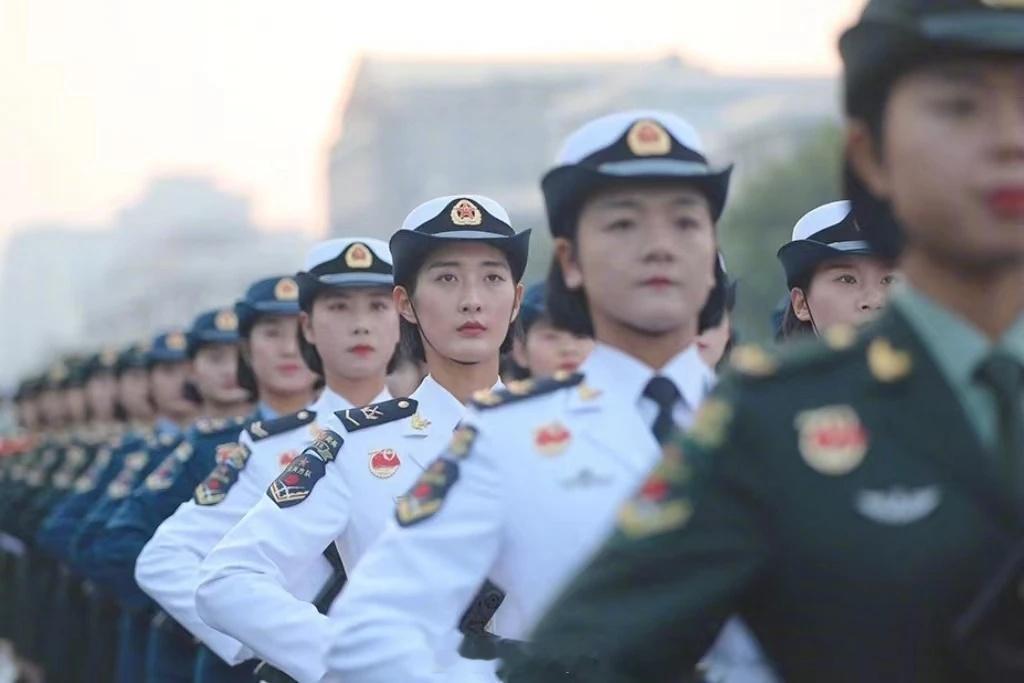 #迷彩军恋[超话]#一头帅气的短发一身酷酷的迷彩她们在最美的年纪身着戎装，参军报