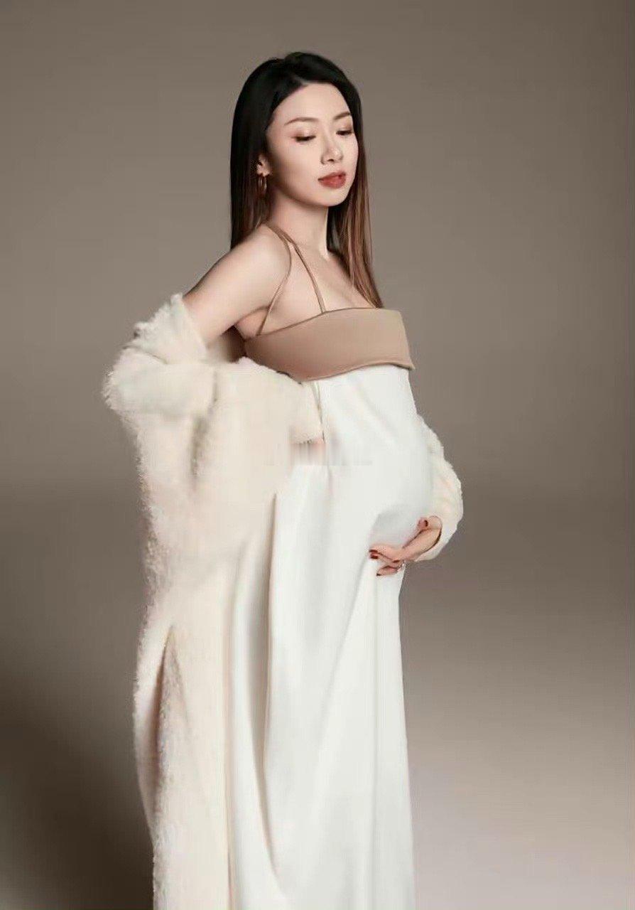 程晓玥婚前就是一个妥妥的时尚大咖，正个人看起来也是非常的明星气质！但是结婚之后总