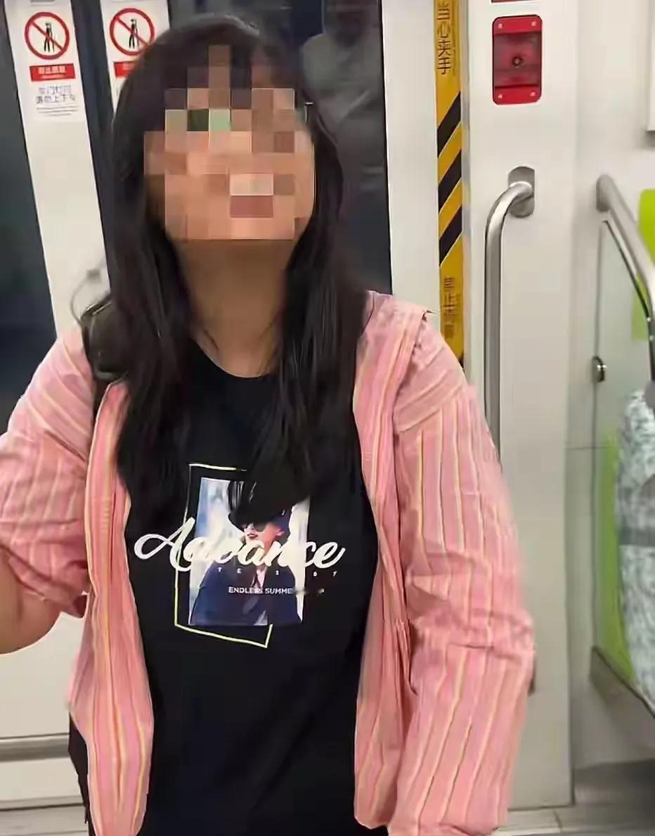 地铁上，一女游客和老公评论鸡鸣寺，旁边粉红衣服女的不愿意了，直接就说是说的她，这