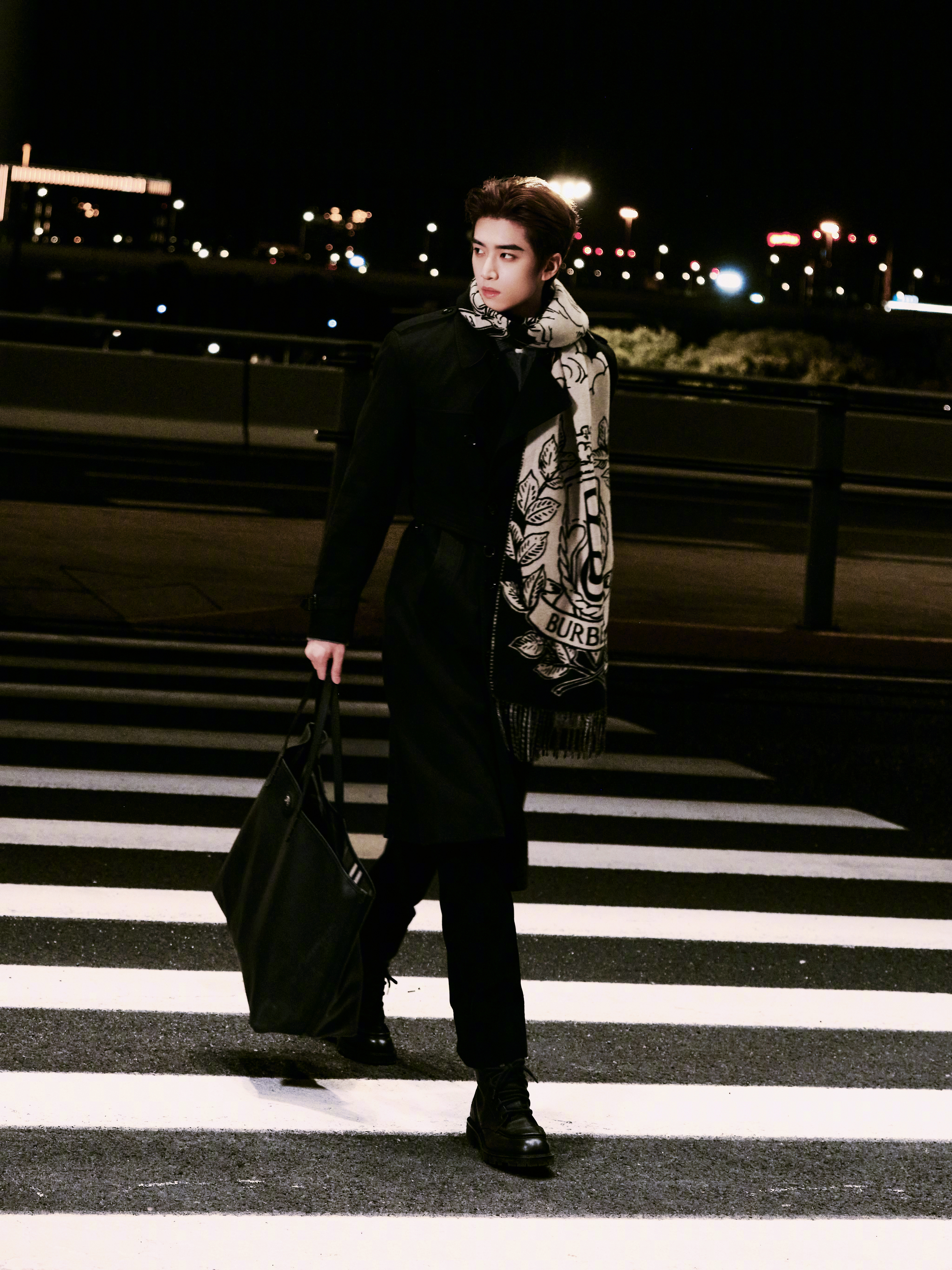 演员任敏和张康乐出发启程伦敦，将亮相Burberry 2026秋冬系列发布秀。任