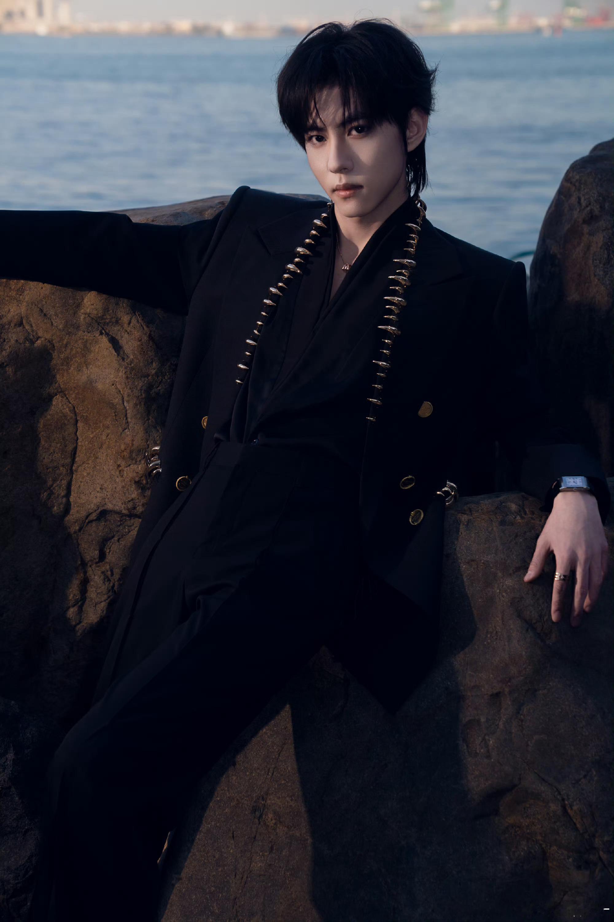 刘轩丞黑色铆钉西装 当黑色西装成为盔甲，铆钉化作勋章，眼里的光，依然为每一个故事