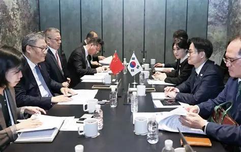 🌧️韩国露獠牙了！对华友好是装的？韩国产业部长金正官前两天公开说：中国发展太快