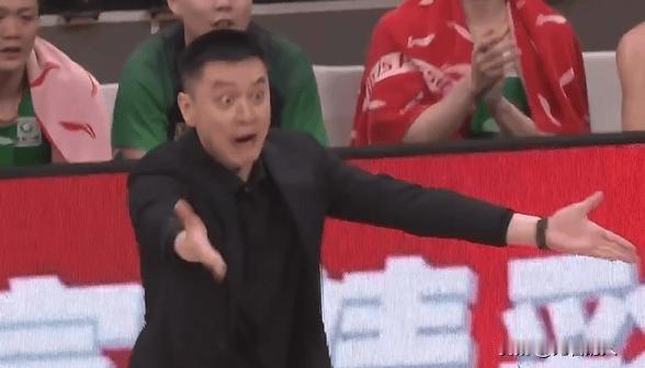 杨鸣指导这表情太可怕了，不满判罚抱怨贡献表情包




辽宁对阵青岛比赛中，亨特