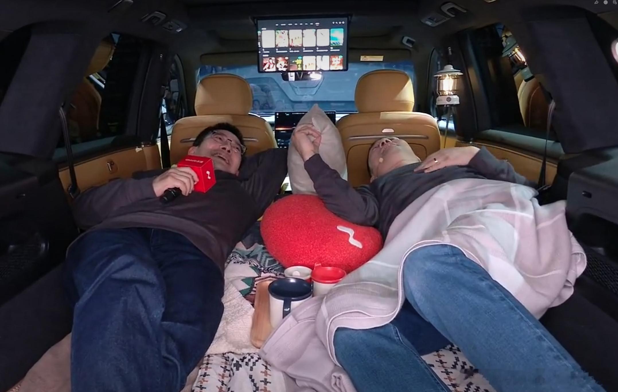 哈哈哈哈，我们还是隔一点吧，太近了有点尬，两个大男人笑死了乐道L80双舱超级大五